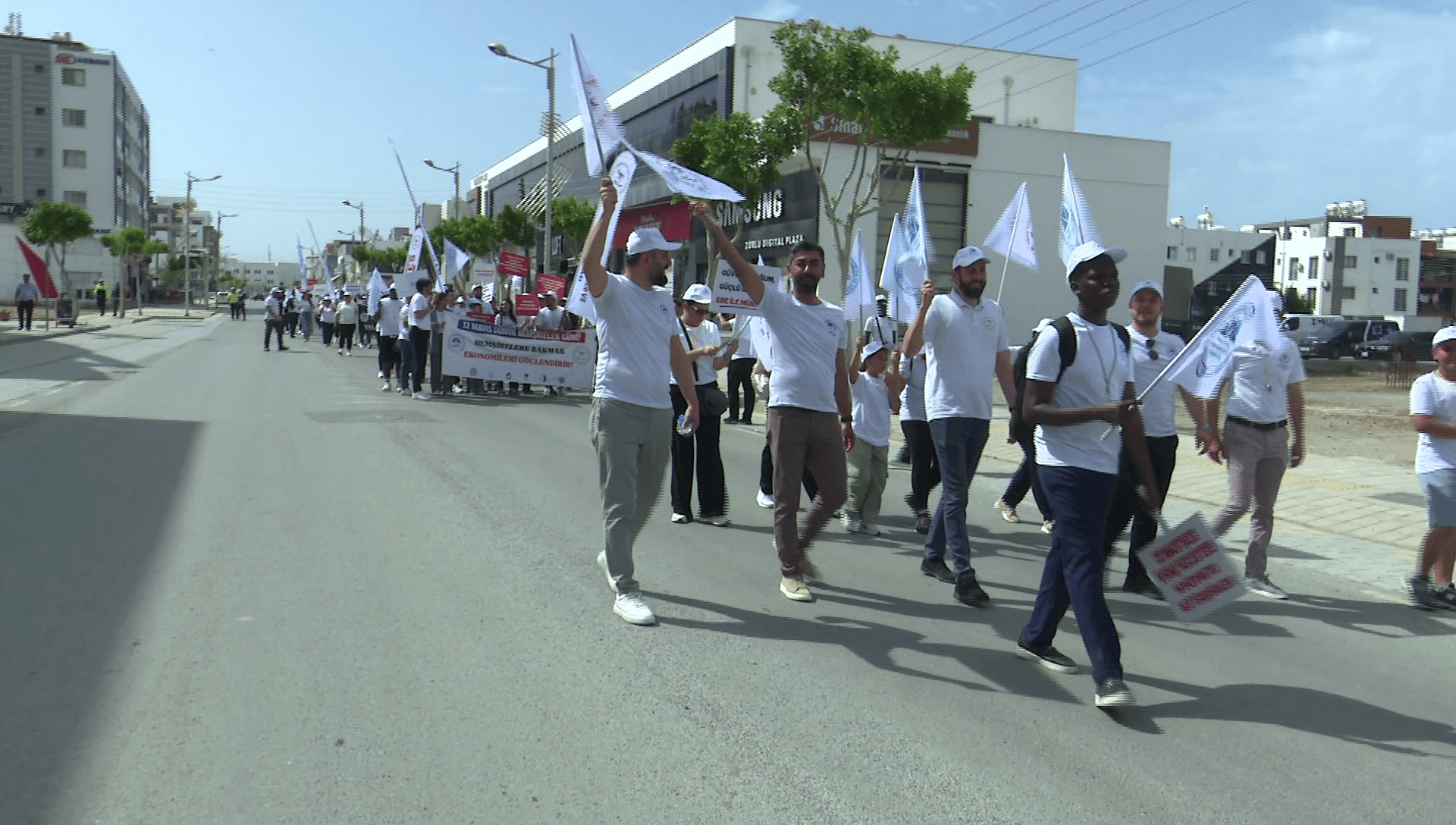Hemşireler ve Ebeler Birliği, Dünya Hemşireler Günü etkinlikleri çerçevesinde Lefkoşa’da yürüyüş düzenledi – BRTK