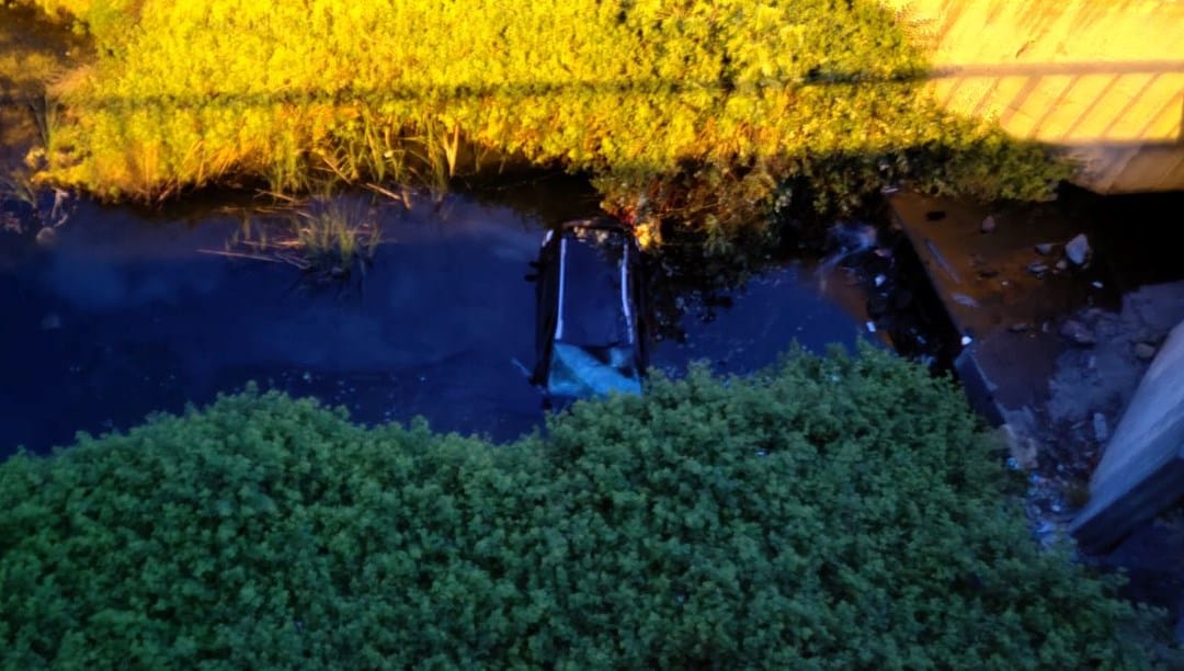 İstanbul’da otomobil gölete uçtu – Son Dakika Türkiye Haberleri