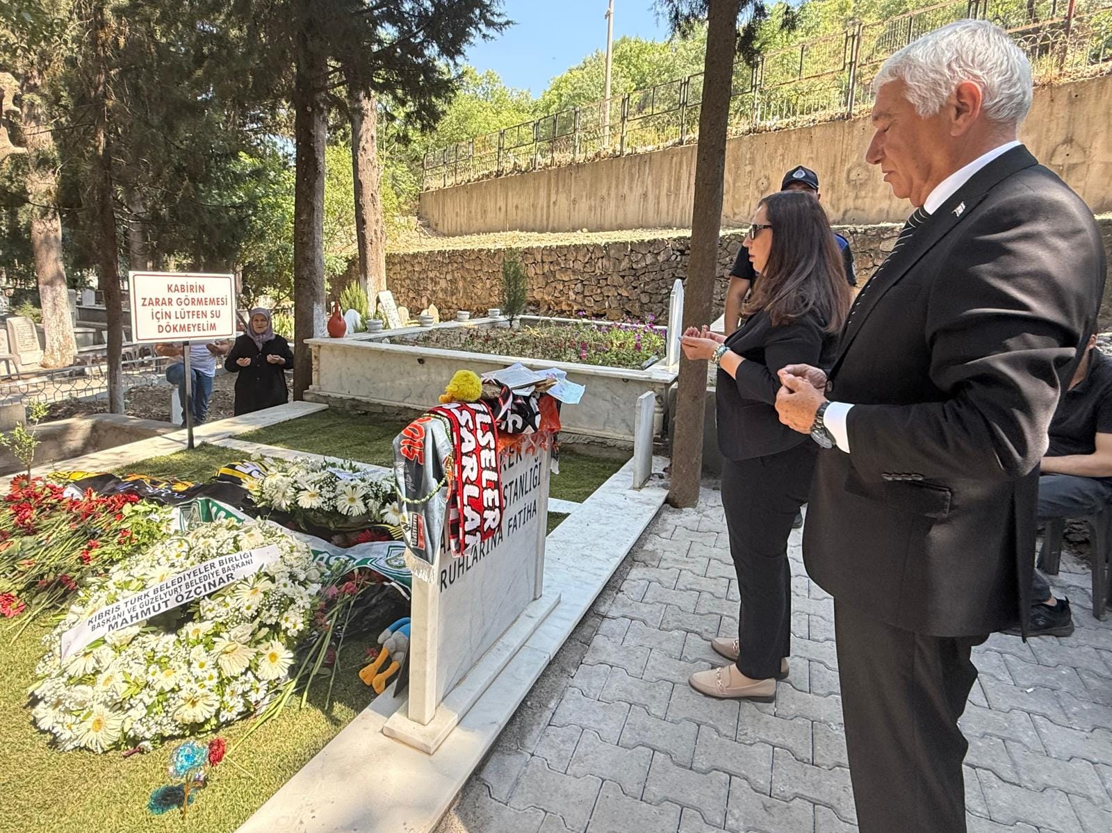 Özçınar, Ferdi Zeyrek’in kabrini ziyaret etti – BRTK
