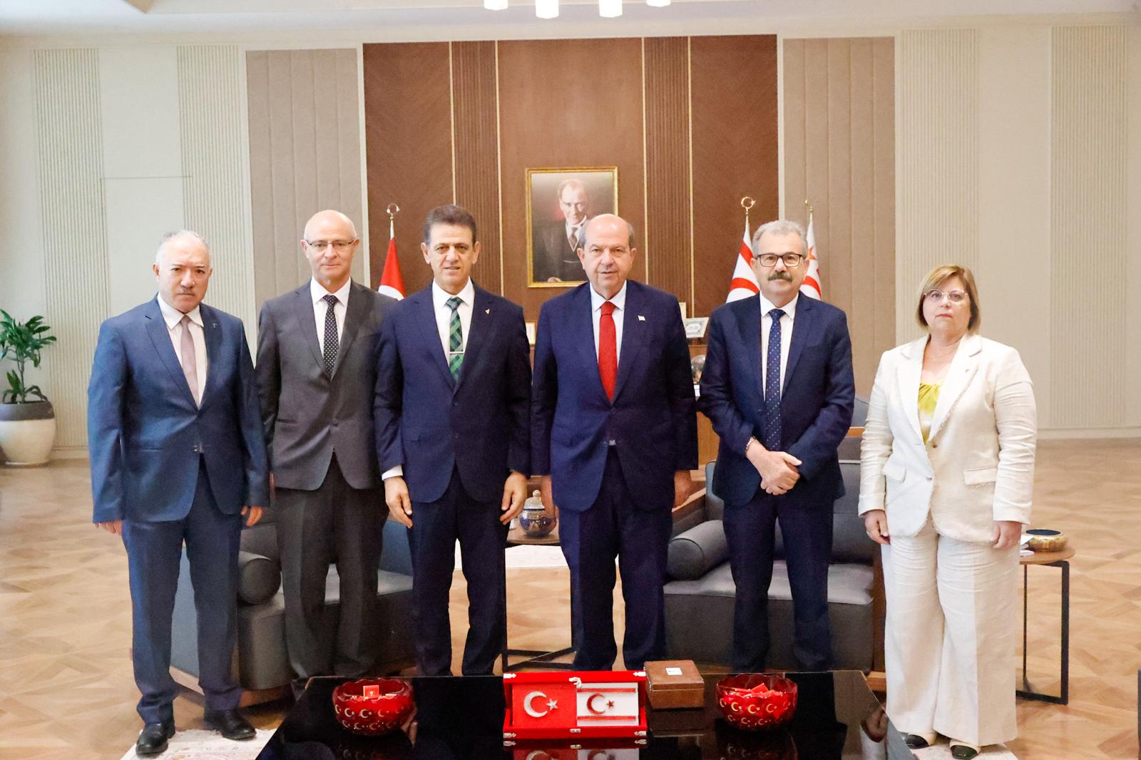 Cumhurbaşkanı Tatar, Kamu Hizmeti Komisyonu Başkanı Köseoğlu ve beraberindeki heyeti kabul etti – BRTK