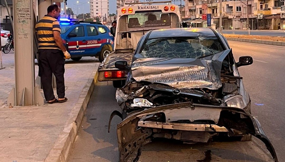 Mersin’de otomobil üst geçide çarptı: Yaralılar var – Son Dakika Türkiye Haberleri