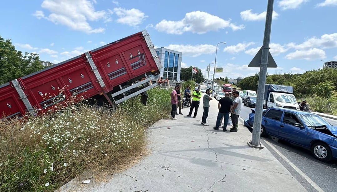 Sancaktepe’de zincirleme trafik kazasında 2 kişi yaralandı – Son Dakika Türkiye Haberleri
