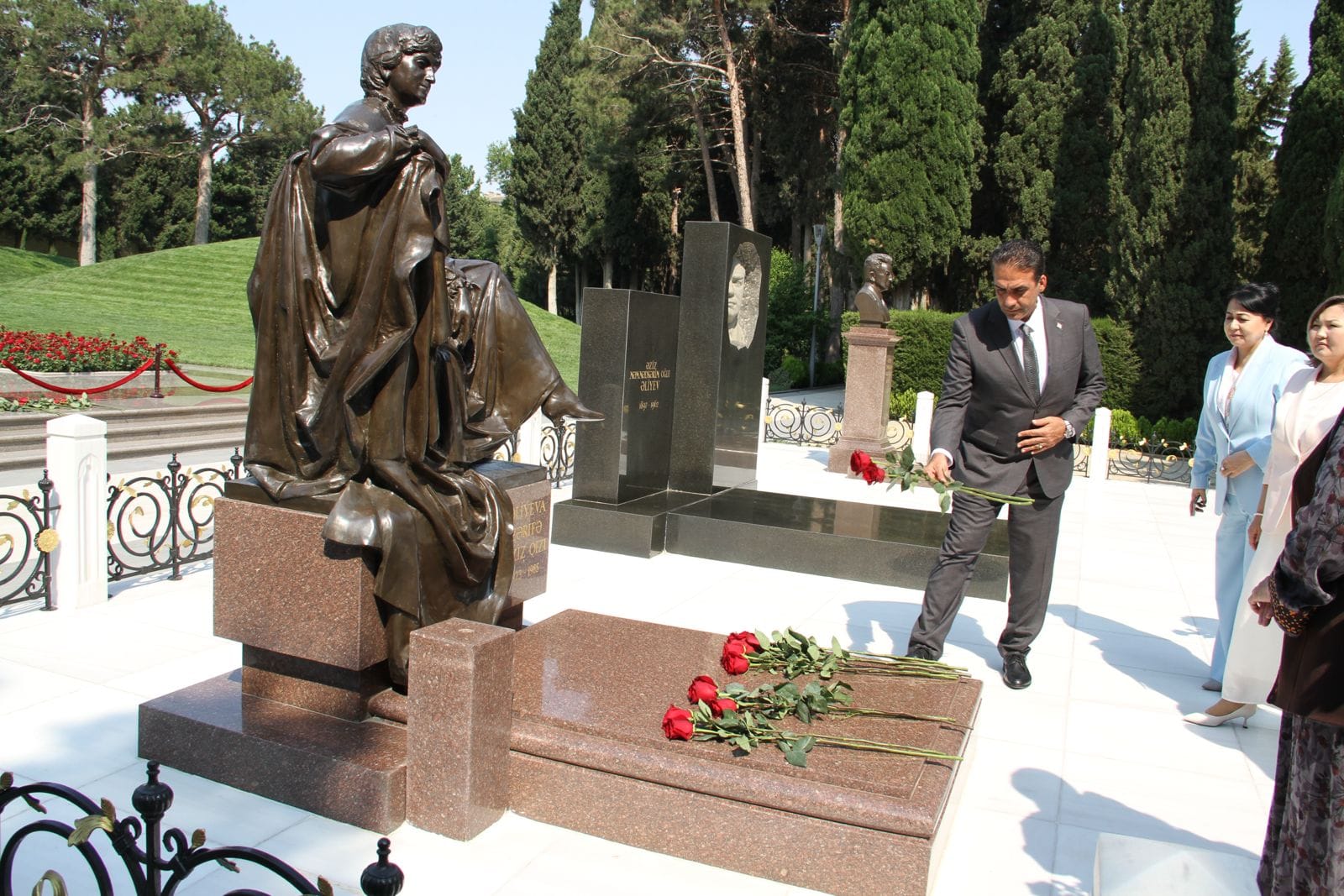 Bakan Gardiyanoğlu, Azerbaycan ve Türk şehitliklerini ziyaret etti – BRTK