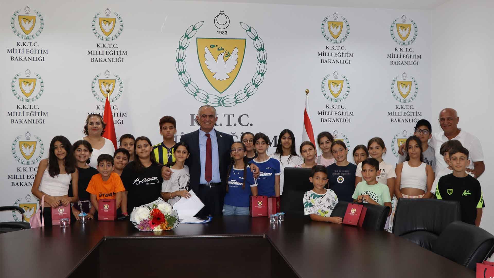 Bakan Çavuşoğlu, Dört İşlem Eğitim Merkezi öğrenci ve öğretmenlerini kabul etti – BRTK