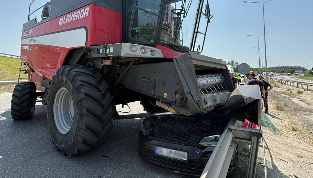 Otomobil, freni kilitlenen biçerdöverin altına girdi – Son Dakika Türkiye Haberleri