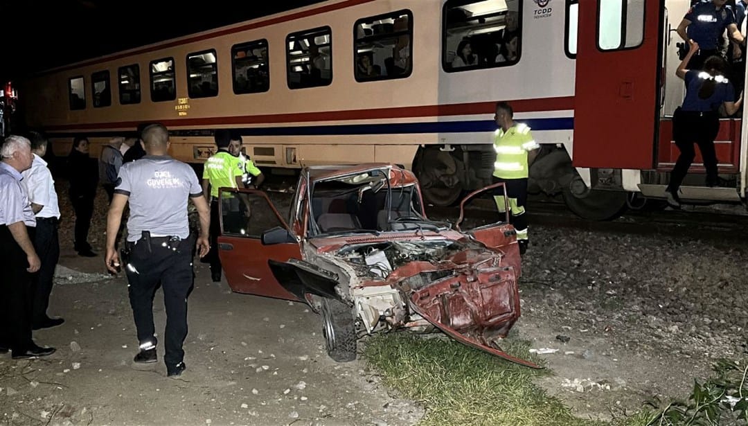 Otomobili raylara bırakıp kaçtı!