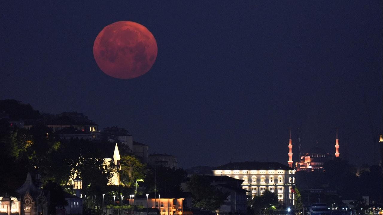 Yazın müjdecisi Çilek Dolunayı İstanbul semalarında