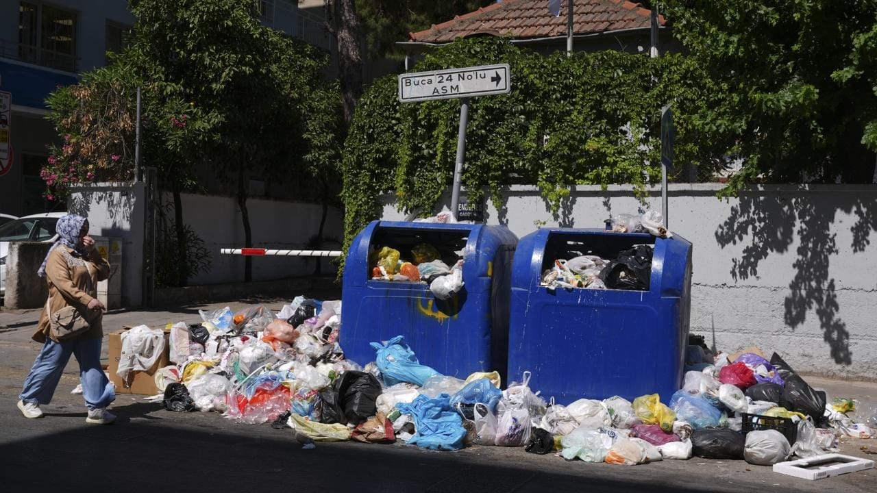 İzmir’de sokaklar yine çöp yığınlarıyla doldu