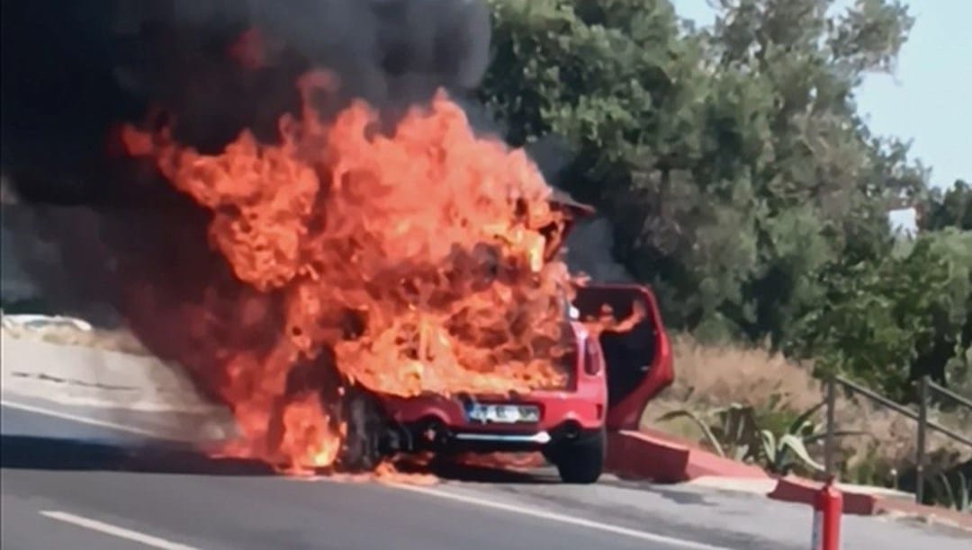 Seyir halindeki araç alev topuna döndü – Son Dakika Türkiye Haberleri