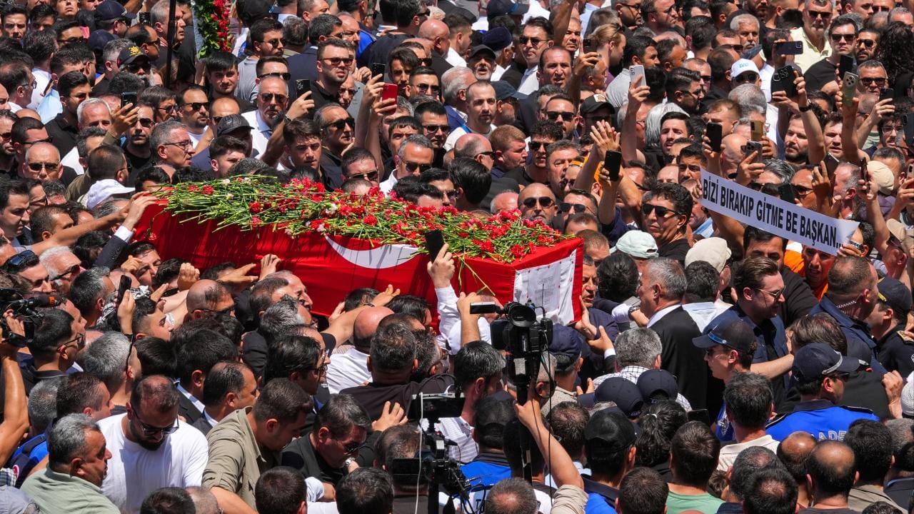Manisa Belediye Başkanı Zeyrek, son yolculuğuna uğurlandı