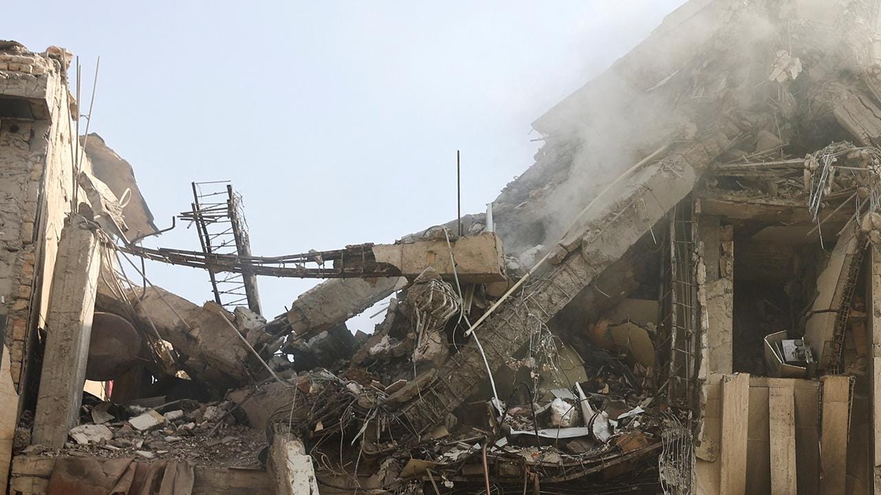 İsrail, İran'da bir hastane binasını vurdu