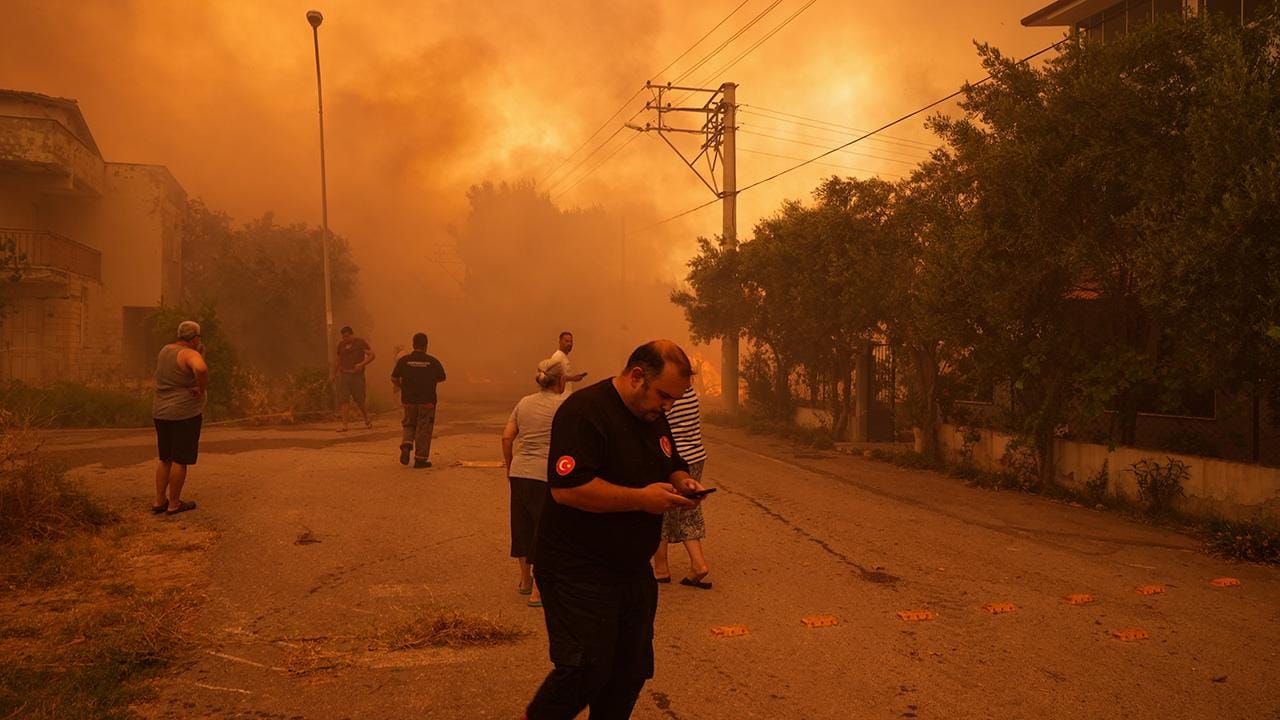 İzmir’de iki ayrı orman yangını: Yerleşim yerleri tehdit altında