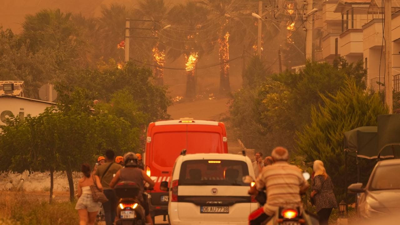 İzmir’deki yangınlar yerleşim yerlerini tehdit ediyor