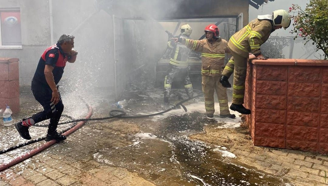 Garajdaki otomobil alev alev yandı – Son Dakika Türkiye Haberleri