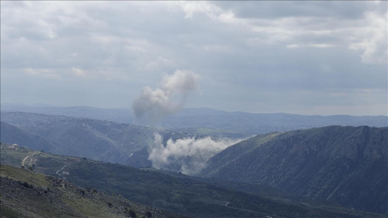 İsrail savaş uçakları Lübnan’ın güneyindeki Nabatiye kırsalına yoğun hava saldırısı düzenledi