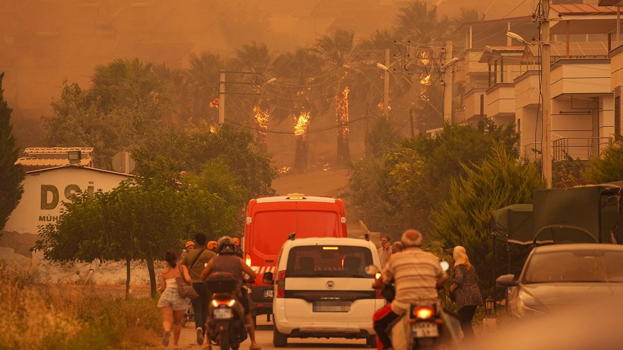 Yangınlarda 50 bin kişi tahliye edildi