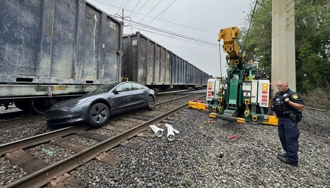 Otonom sürüşteki Tesla raylara sıkışarak trenle çarpıştı – Son Dakika Teknoloji Haberleri