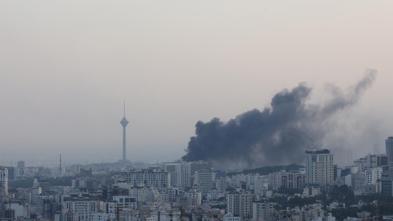 İsrail ordusu, İran’ın batısı ve Tahran’a hava saldırıları düzenlediklerini açıkladı