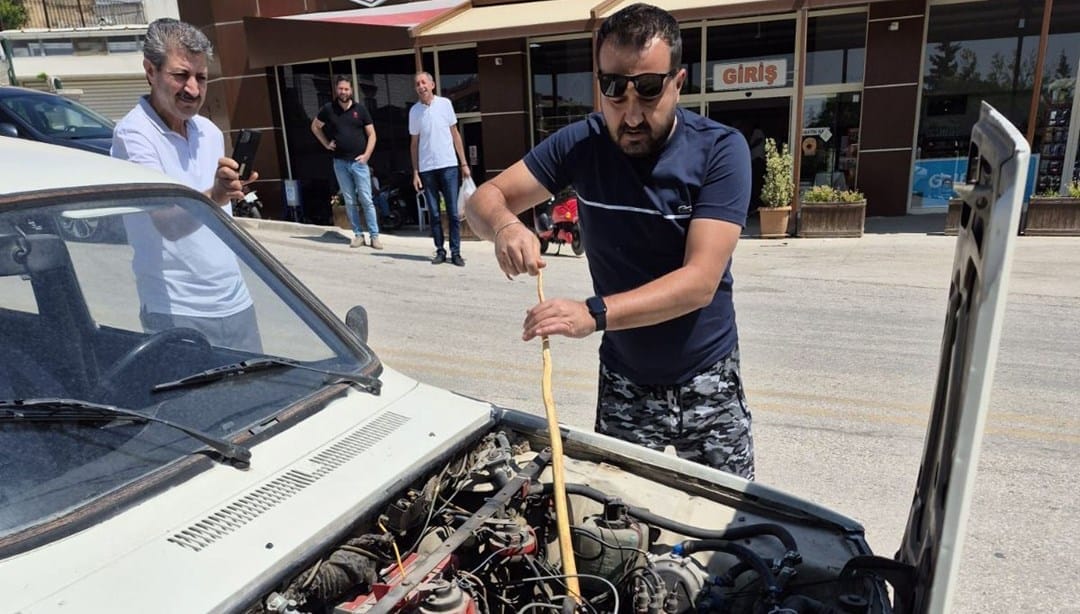 Otomobilin motorundan yılan çıktı