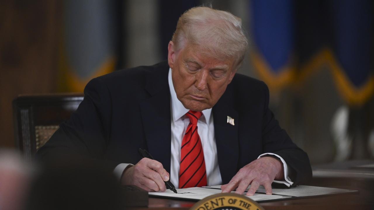 Trump, ABD’nin Suriye’ye yaptırımlarını sonlandıran kararnameyi imzaladı