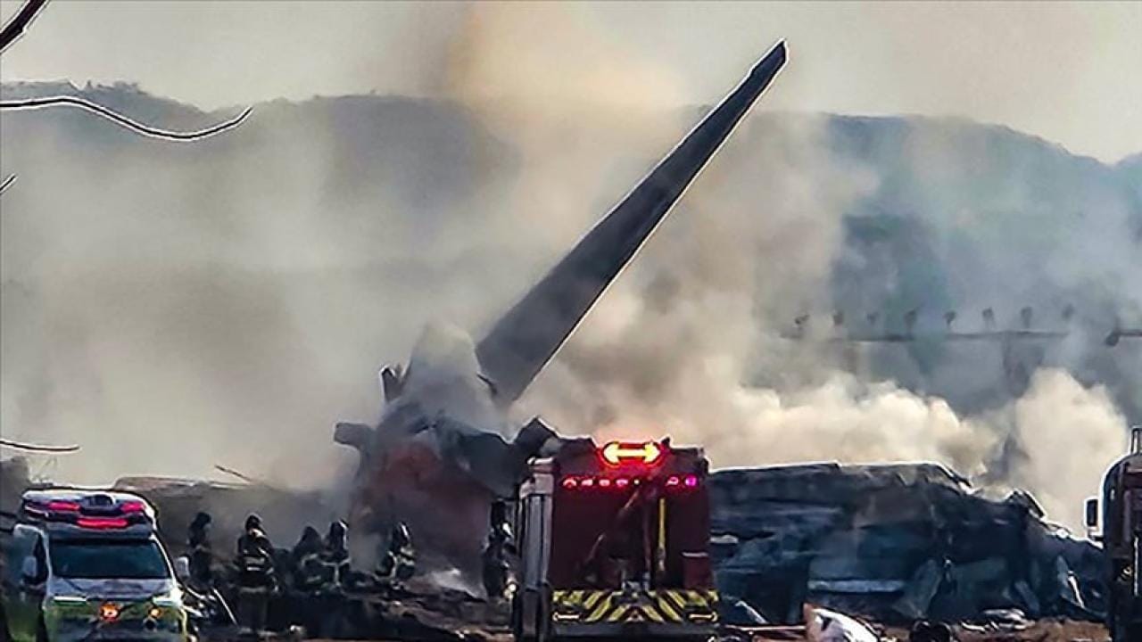 Hindistan’da yolcu uçağı düştü: Can kaybı 290’ı buldu