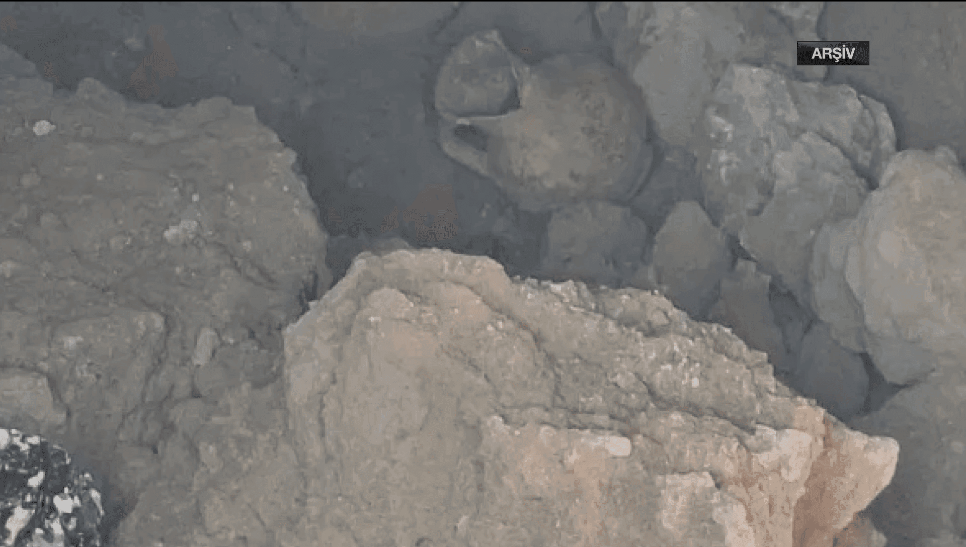 Gazimağusa Limanı’nda çöken yolun altında içinde tarihi eserler bulunan mezar olduğu düşünülen mağara bulundu – BRTK