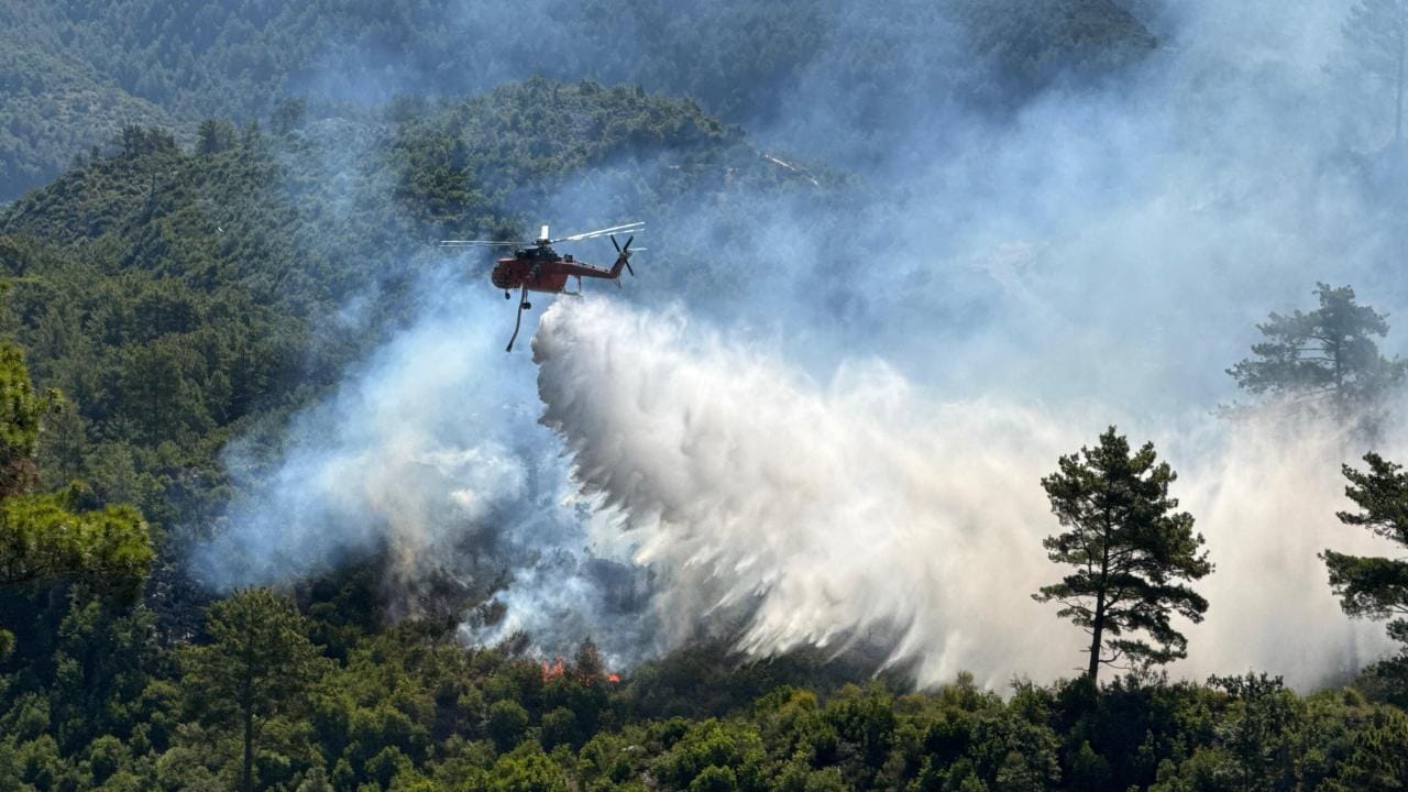 Orman yangınlarına havadan ve karadan müdahale ediliyor