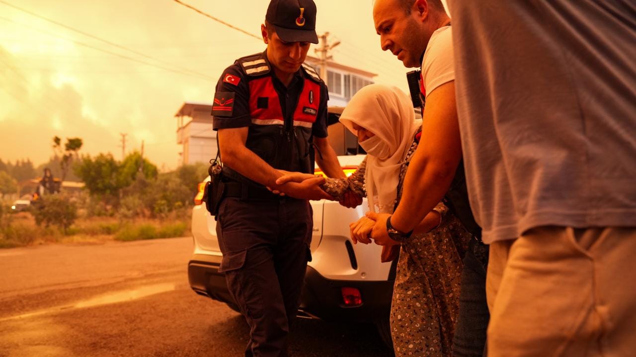 AFAD’dan yangından etkilenenlere nakti yardım