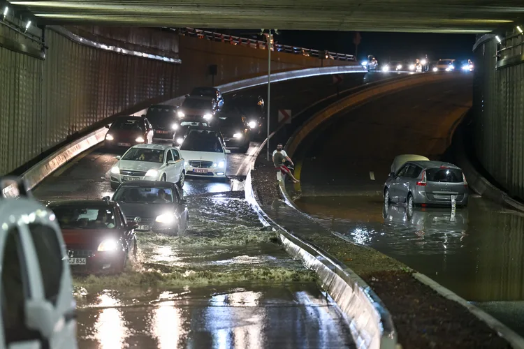Ankara’da sağanak ve fırtına etkili oldu – BRTK