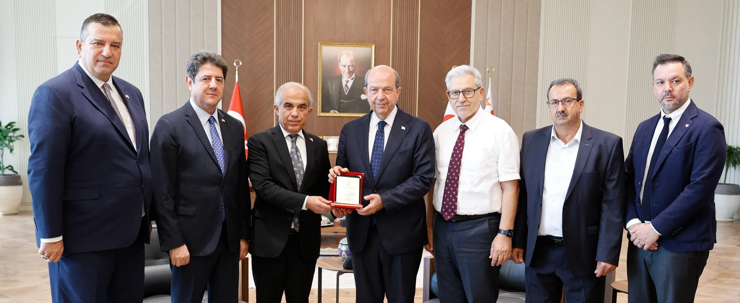 Cumhurbaşkanı Tatar, Akdeniz Narenciye İhracatçılar Birliği Başkanı Hastürk, Kıbrıs Türk Narenciye İhracatçılar Birliği Başkanı Bardakçıoğlu ve beraberindeki heyeti kabul etti – BRTK