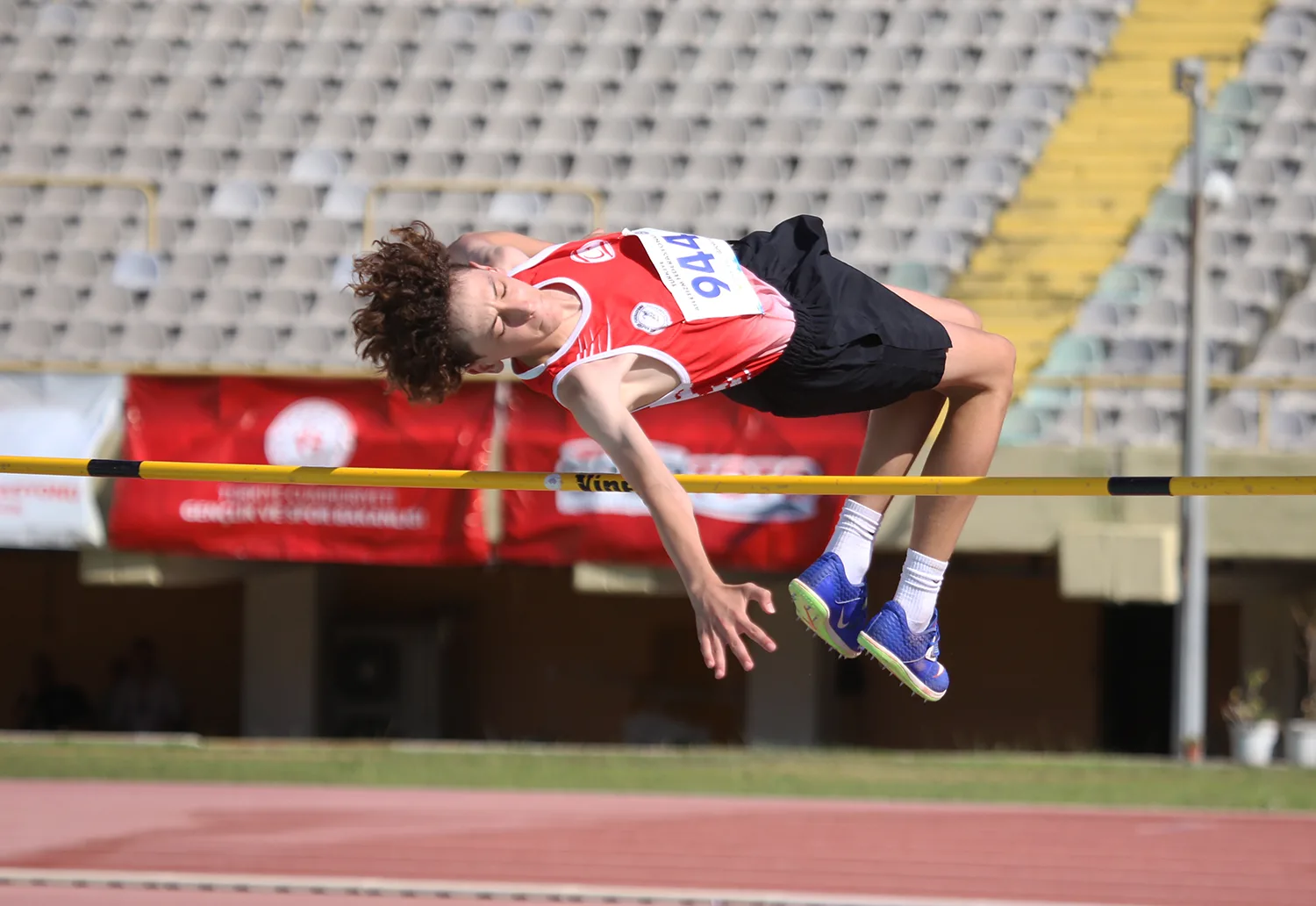 Erdinç İnçay’a özel davet. 14 yaşındaki milli atlet, yarın Londra’da piste çıkacak – BRTK