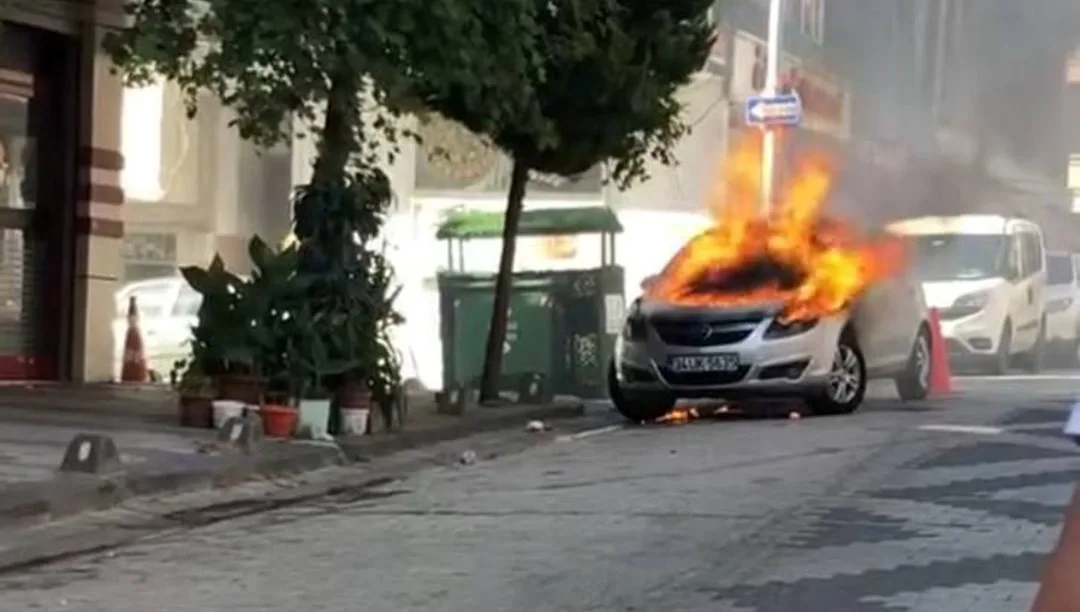 Park halindeki otomobil alev alev yandı – Son Dakika Türkiye Haberleri