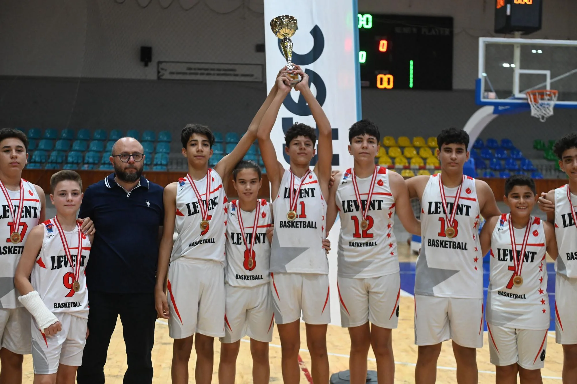 TTEC U 14 Erkekler Ligi. Rakibi sahaya çıkmayınca Levent, kupayı müzesine götürdü – BRTK