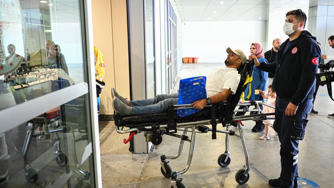 Gazze’den tedavi için Türkiye’ye 4 yaralı getirildi