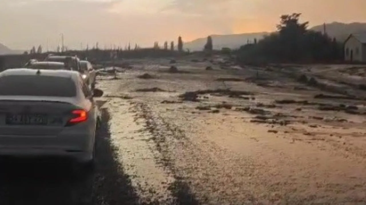 Kars’ta sel ve heyelan: 11 araç mahsur kaldı
