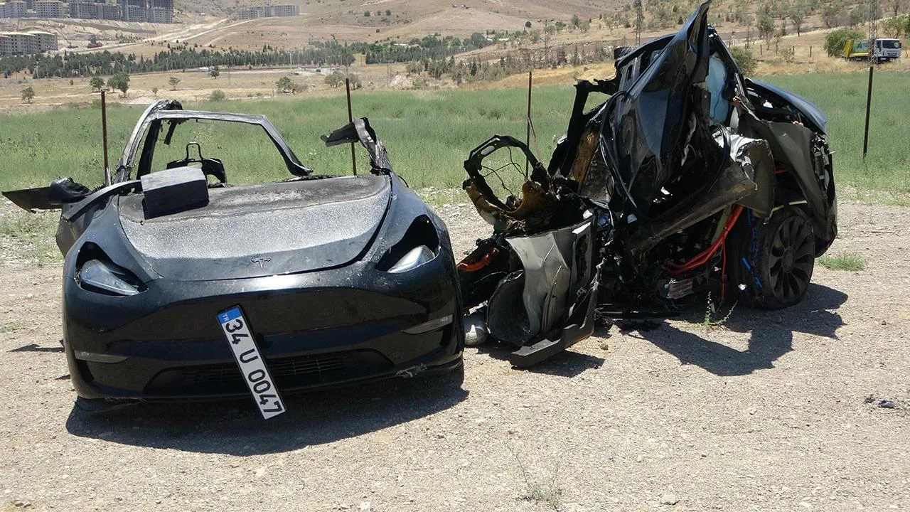 Malatya’da kaza yapan araç ikiye bölündü, 2 kişi hayatını kaybetti