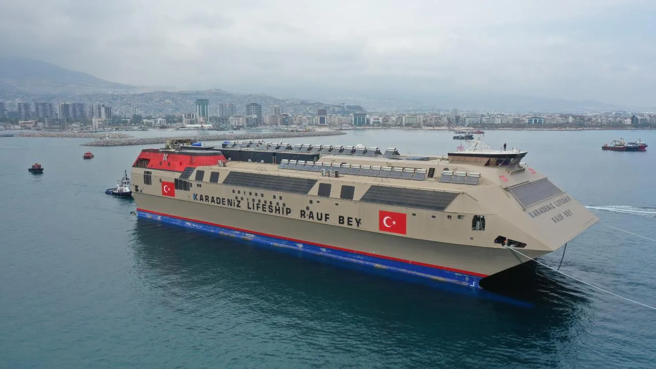 Depremzede öğrencilere okul olan gemi olası afetler için hazır bekletilecek