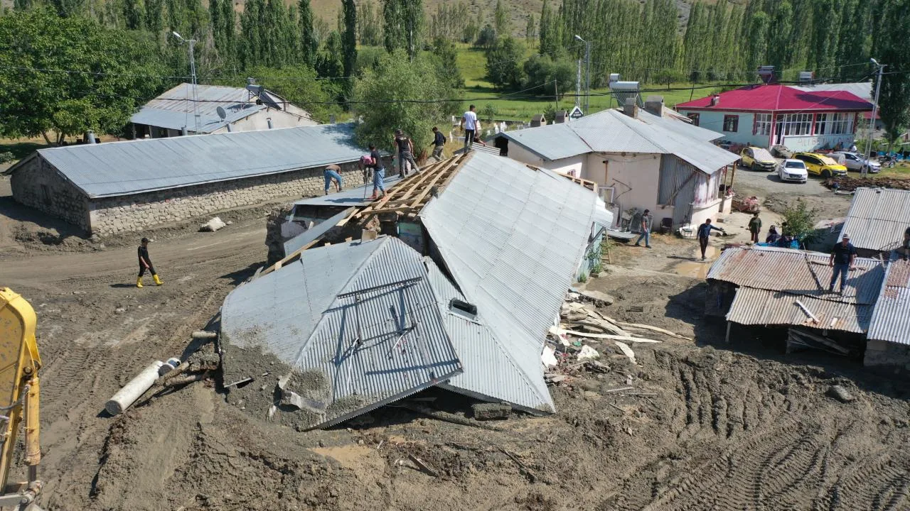 Kars’ta sel ve heyelan: Evler ve ahırlar yıkıldı