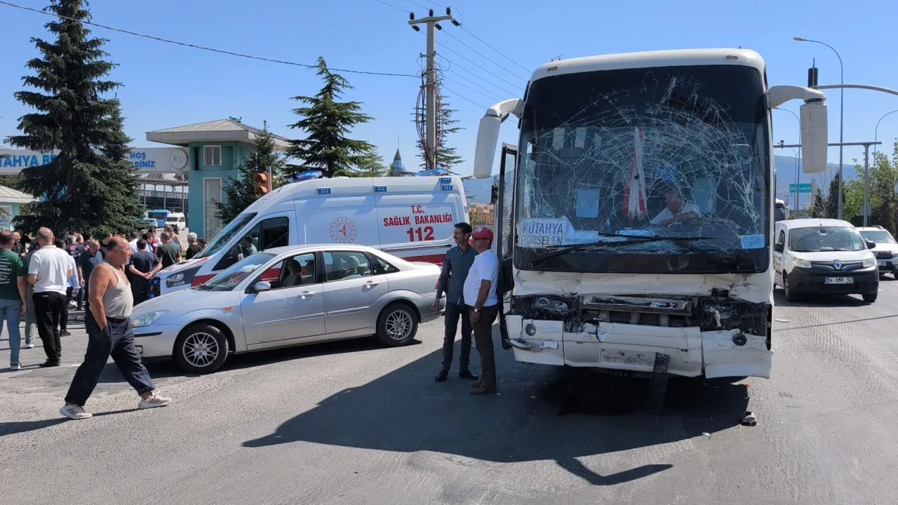 Kütahya’da işçi servisi LPG yüklü tankere çarptı: 35 yaralı