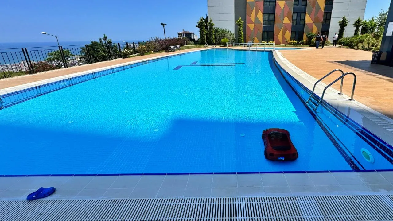 4 yaşındaki çocuk akülü arabasıyla havuza düştü