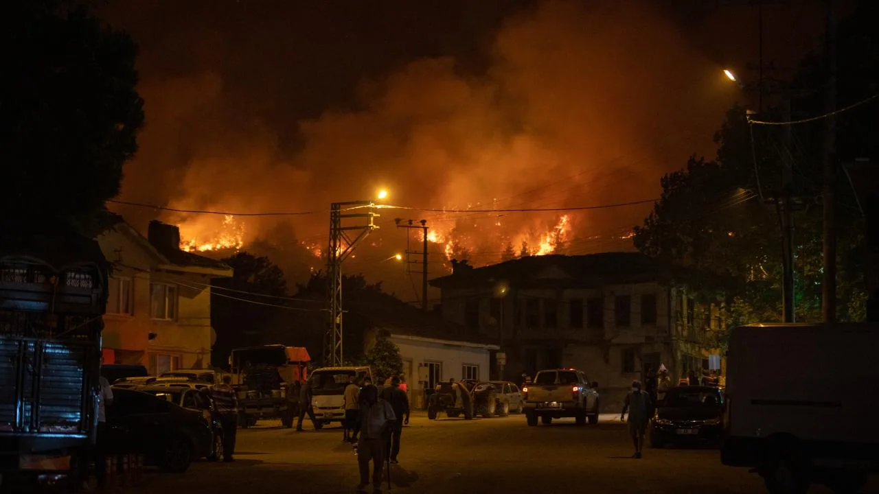 Sakarya’da orman yangını: 2 mahalle tahliye edildi