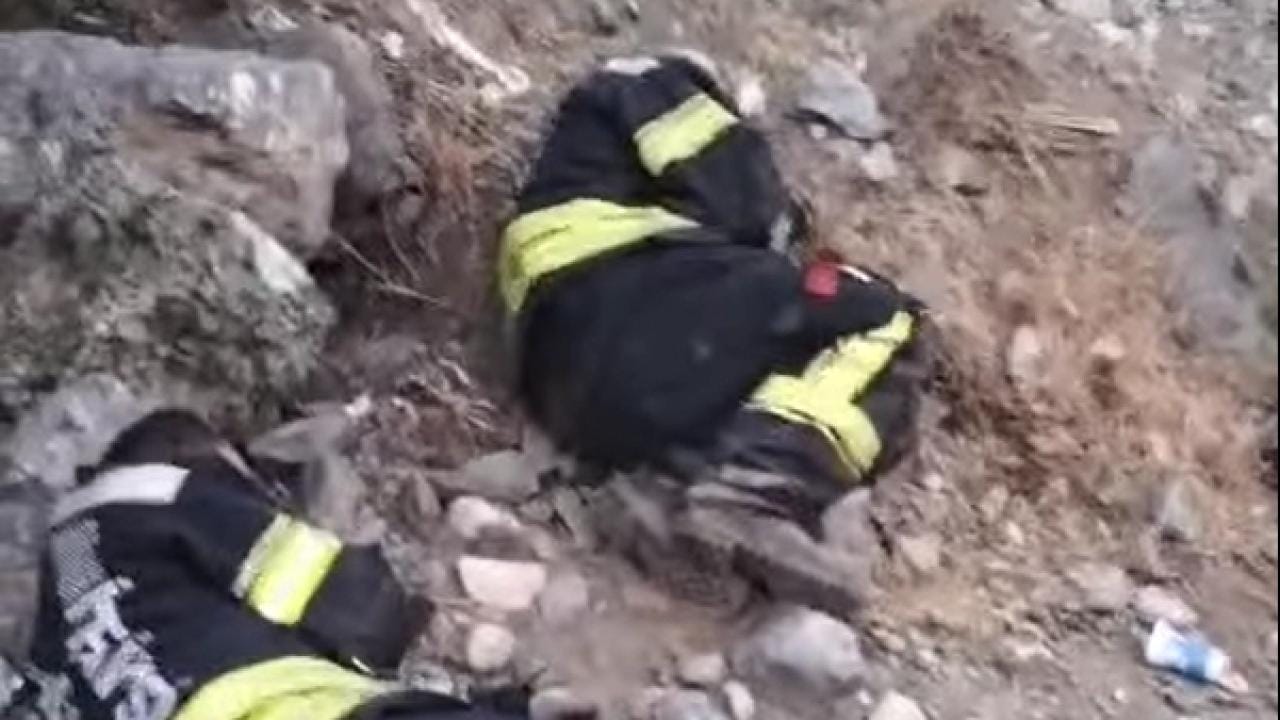 Kahraman itfaiyeciler orman yangınında yerde uyudu