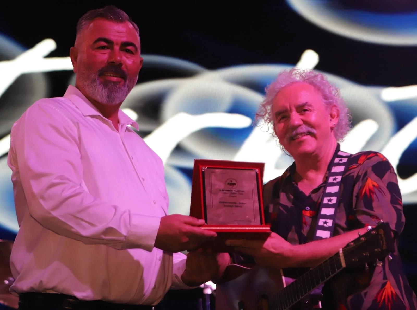 11. Patates Festivali ve 8. Uluslararası Halk Dansları Festivali devam ediyor.. Festivalde dün akşam Yeni Türkü sahne aldı – BRTK