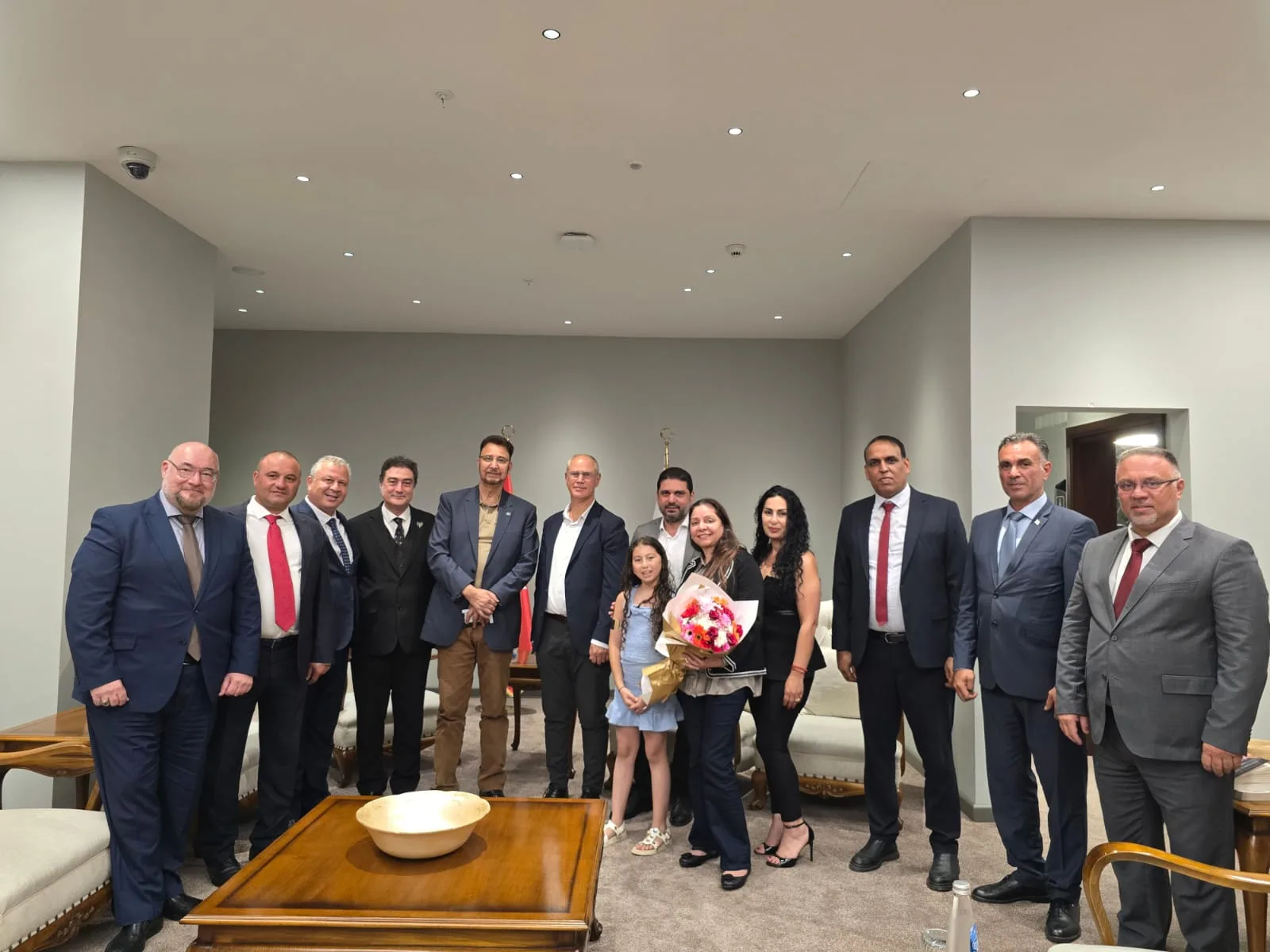 İngiltere milletvekili Afzal Khan, Ercan Havalimanı’ndan ülkeye geldi – BRTK