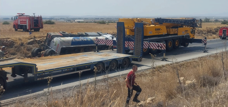 İskele-Ercan ana yolunda akaryakıt yüklü tanker devrildi – BRTK