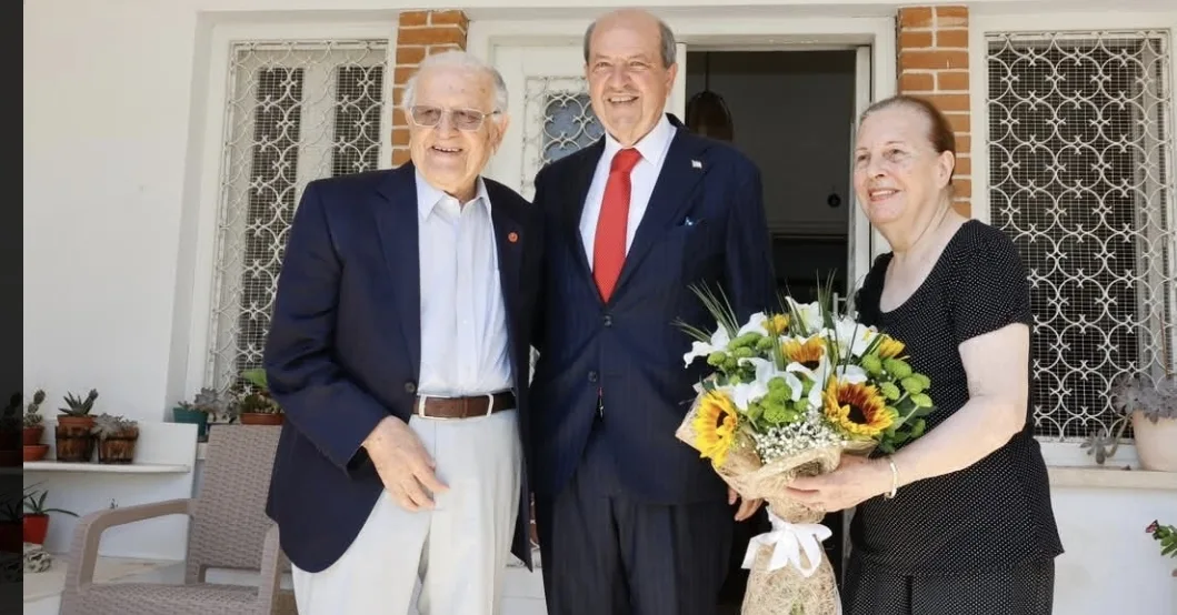 Cumhurbaşkanı Ersin Tatar, KKTC eski Başbakan ve Meclis Başkanlarından Hakkı Atun’u evinde ziyaret etti – BRTK