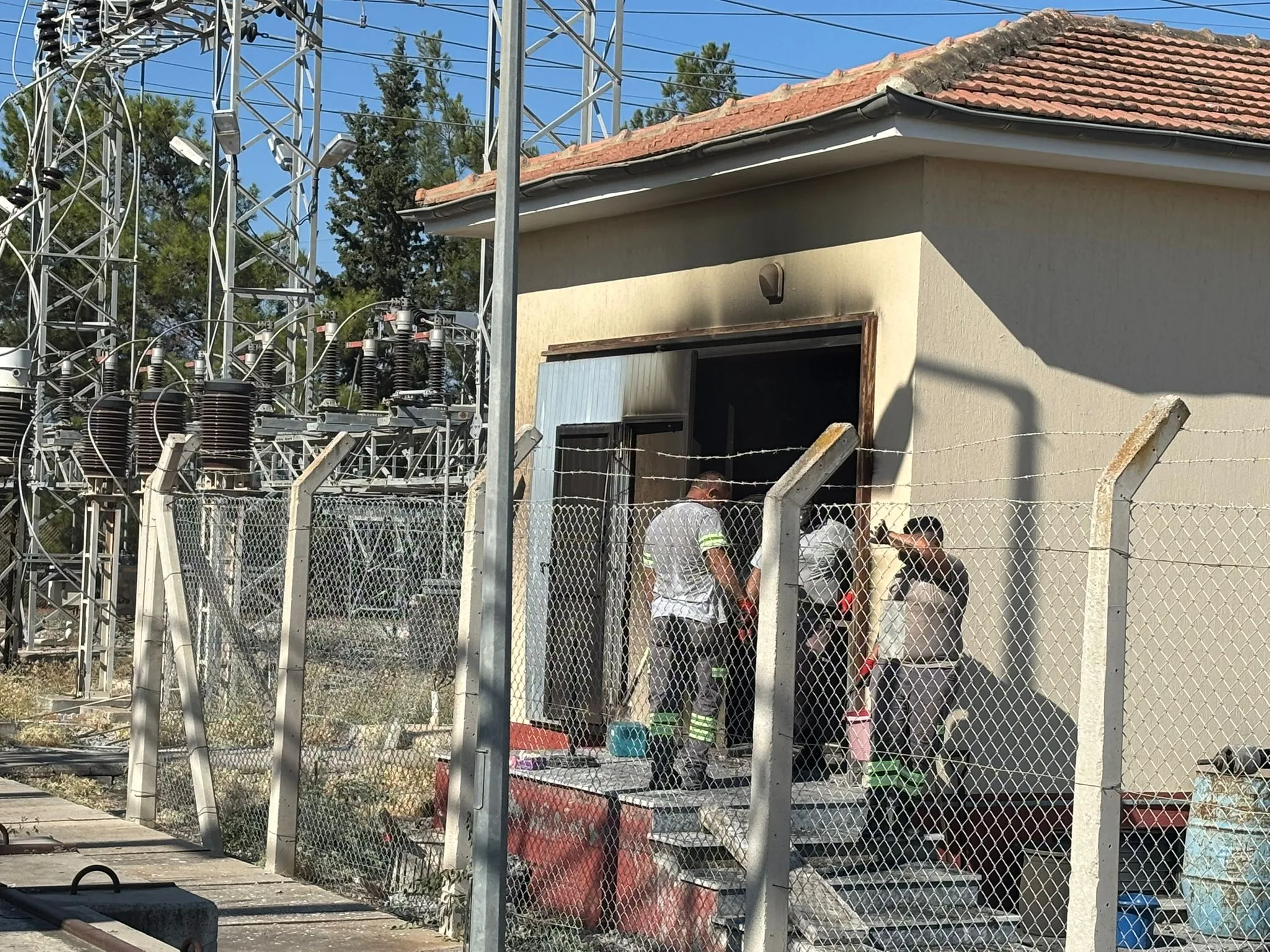 Güneşköy Trafo Merkezi’nde temizlik, arızalı kısımların ayrılması ve sistemin yeniden devreye sokulması çalışmaları yapılıyor – BRTK