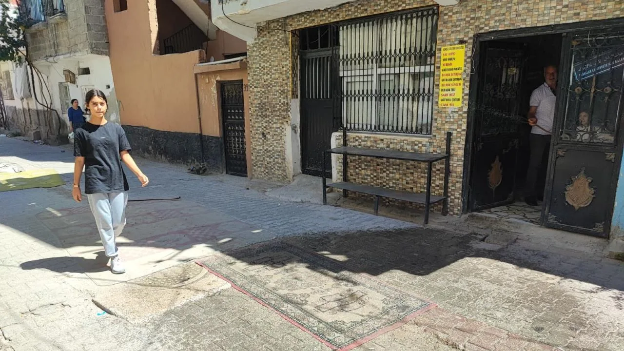 Adana’da bozuk yollara ‘halı serme’ akım haline geldi