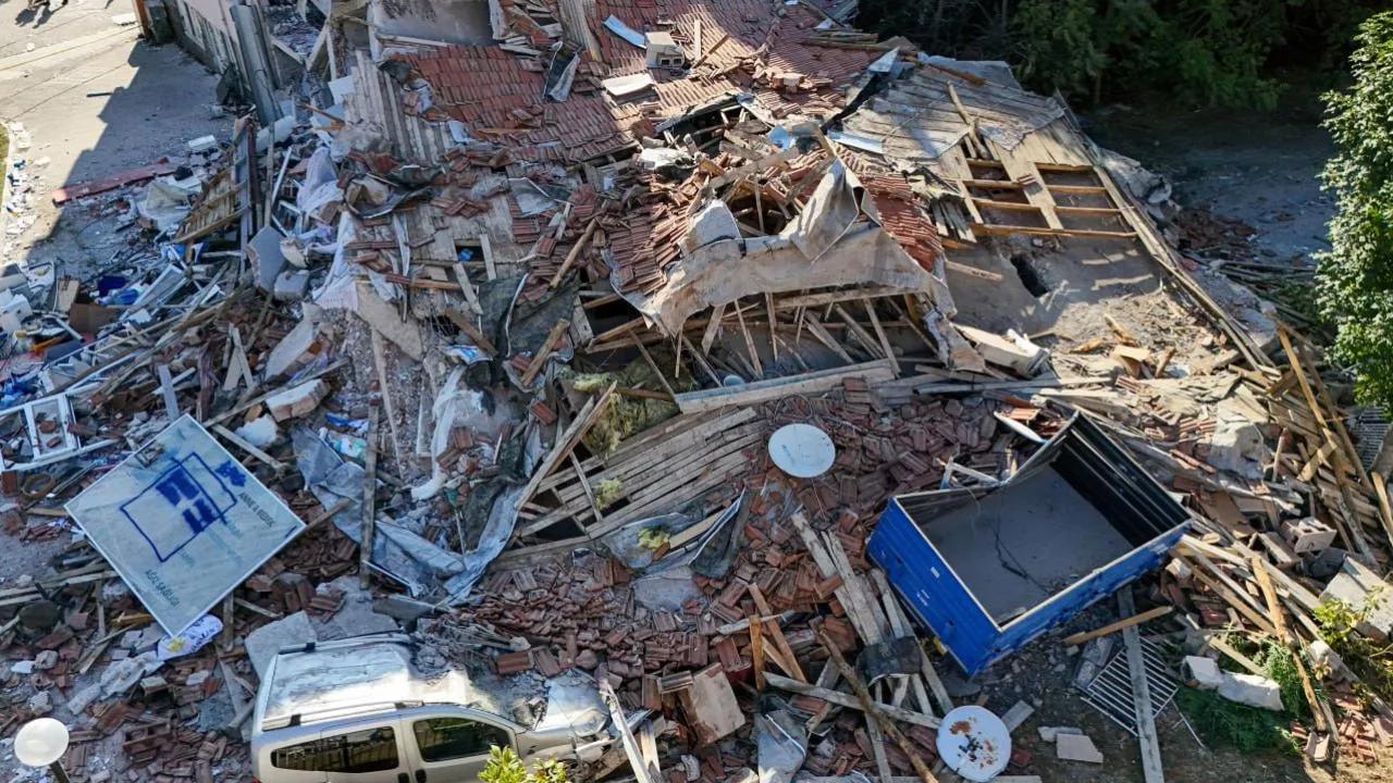 Balıkesir Sındırgı’da depremde yıkılan binanın sahibi tutuklandı