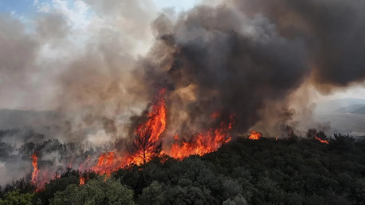 Çanakkale yangınlarla mücadelesini sürdürüyor: 7 köy boşaltıldı